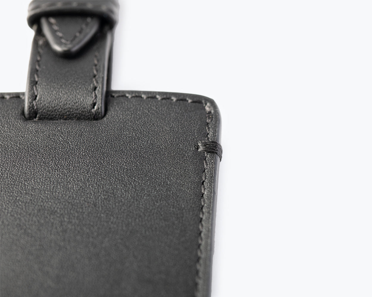 LEATHER LUGGAGE TAG - THE ESSENTIAL COLLECTION