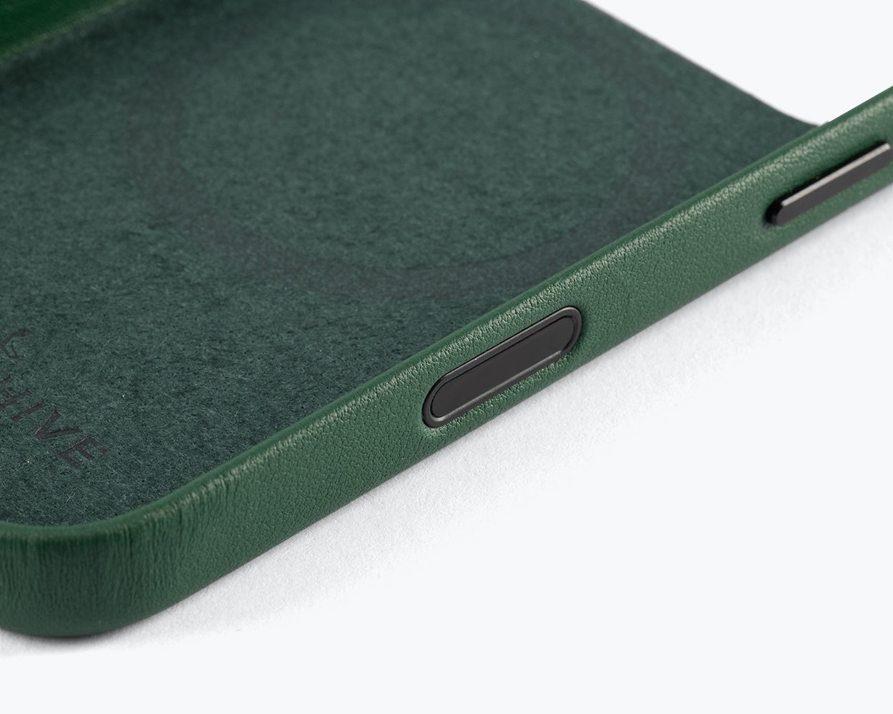 Apple iPhone 17 Pro Max - Metro Slim Leather Phone Case