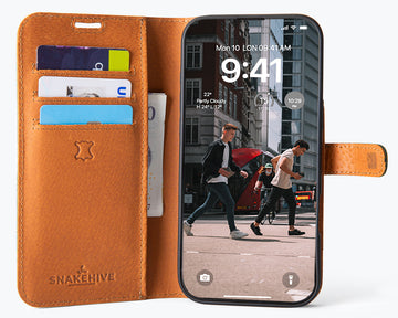 Snakehive Custodia In Vera Pelle Per IPhone 16 Plus, Portafoglio A Libro Con Supporto Magnetico E Scomparti Per Carte, Nero, Fatta A Mano In Europa